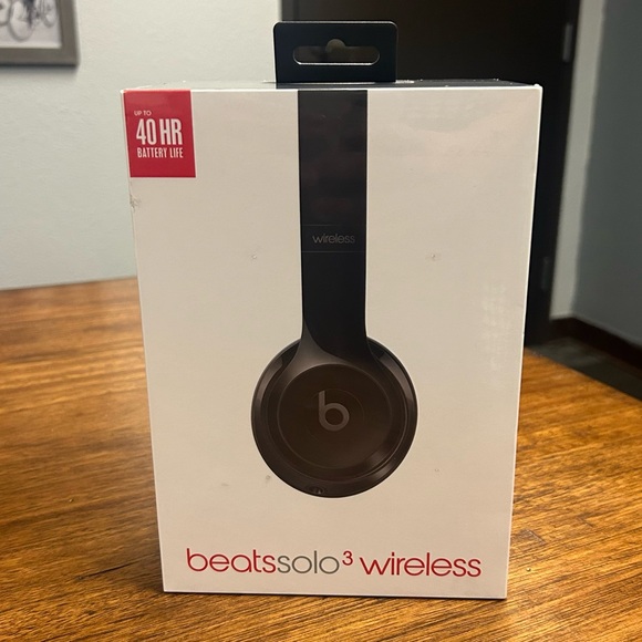 Beats Solo3 Wireless On-Ear Headphones in Gloss Black NEW IN BOX! - Picture 4 of 11